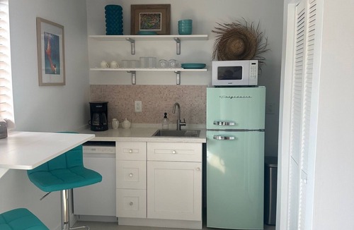 Garden Isles Apartment | Retro Bungalow & Private Yard 2.5mi. from Beach