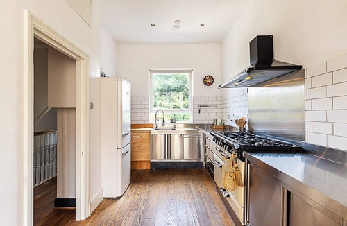 Stroud Green Apartment | Retro Charm and Modern Comforts
