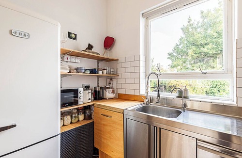 Stroud Green Apartment | Retro Charm and Modern Comforts