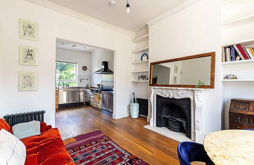 Stroud Green Apartment | Retro Charm and Modern Comforts