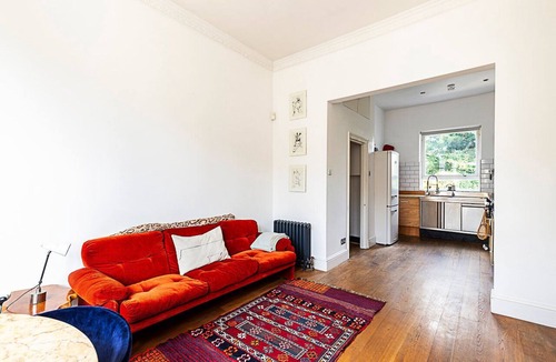 Stroud Green Apartment | Retro Charm and Modern Comforts