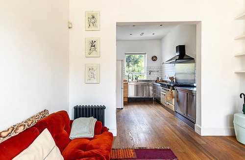 Stroud Green Apartment | Retro Charm and Modern Comforts