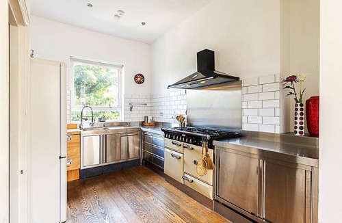 Stroud Green Apartment | Retro Charm and Modern Comforts