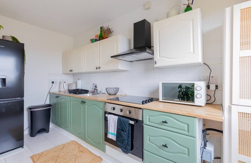 King's Park Apartment | Retro-Chic 2BD Flat with Gym and Balcony, Hackney