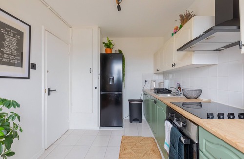 King's Park Apartment | Retro-Chic 2BD Flat with Gym and Balcony, Hackney