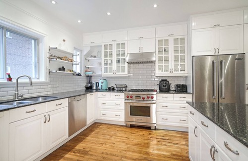 Cote-Des-Neiges—Notre-Dame-De-Grace Condo | Retro-Chic Spacious Home on 2 floors in Montrealn