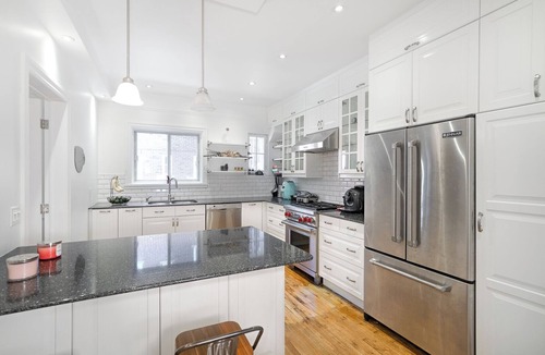 Cote-Des-Neiges—Notre-Dame-De-Grace Condo | Retro-Chic Spacious Home on 2 floors in Montrealn