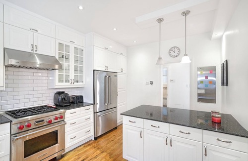 Cote-Des-Neiges—Notre-Dame-De-Grace Condo | Retro-Chic Spacious Home on 2 floors in Montrealn