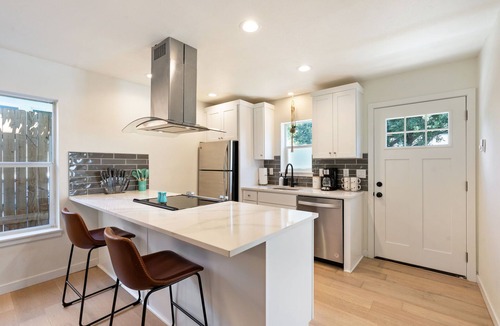 Alberta Arts District House | Retro-Chic Walk to Galleries + Cafés Fenced