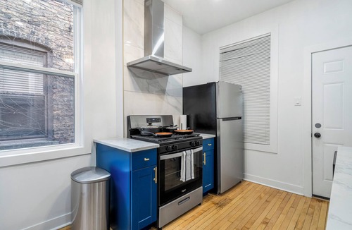 Lakeview House | Retro Disco Cowboy Fun, Walk to Wrigley, Restaurants/Bars! 15 mins to downtown!