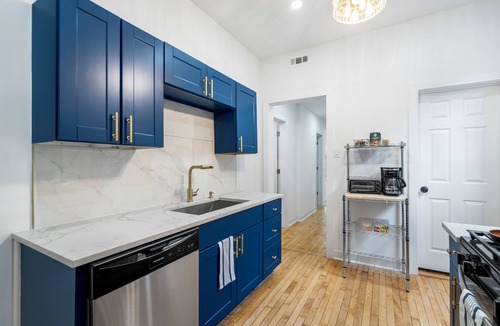 Lakeview House | Retro Disco Cowboy Fun, Walk to Wrigley, Restaurants/Bars! 15 mins to downtown!