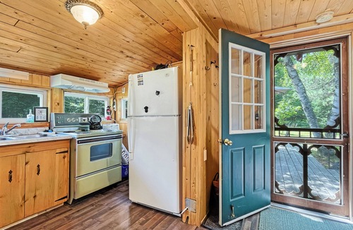 Purdy Cabin | Retro Fosters Lake Cabin- Romantic Retreat w Sauna & Volleyball Court