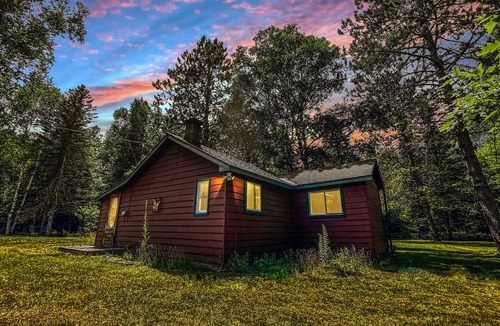 Purdy Cabin | Retro Fosters Lake Cabin- Romantic Retreat w Sauna & Volleyball Court