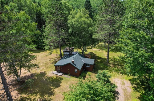 Purdy Cabin | Retro Fosters Lake Cabin- Romantic Retreat w Sauna & Volleyball Court