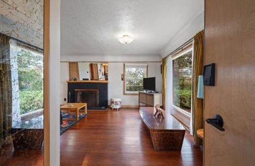 Starcrest House | Retro Getaway in Hazel Dell