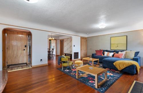 Starcrest House | Retro Getaway in Hazel Dell