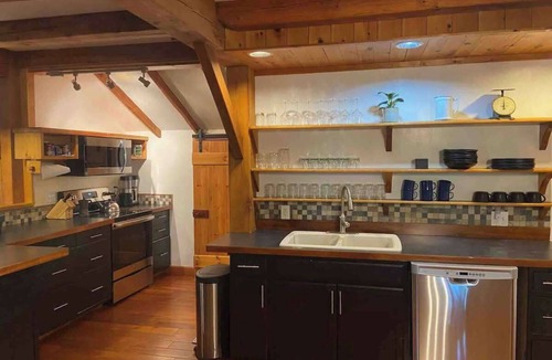 Town of Conesville House | Retro Hideaway w/Movie Projector & Games