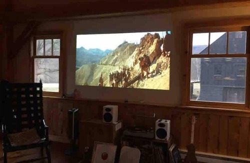 Town of Conesville House | Retro Hideaway w/Movie Projector & Games