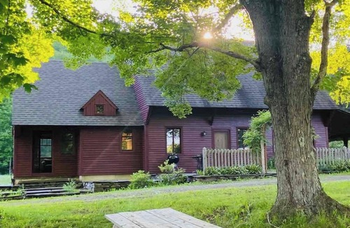 Town of Conesville House | Retro Hideaway w/Movie Projector & Games