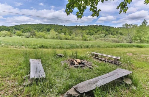 Town of Conesville House | Retro Hideaway w/Movie Projector & Games