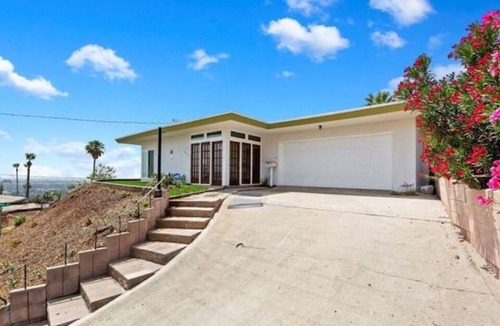 San Bernardino House | Retro Hilltop Villa