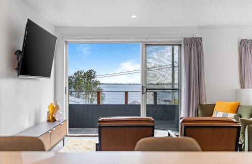 Buff Point Apartment | Retro Lake Vista By Coast Hosting