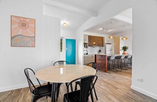 Buff Point Apartment | Retro Lake Vista By Coast Hosting