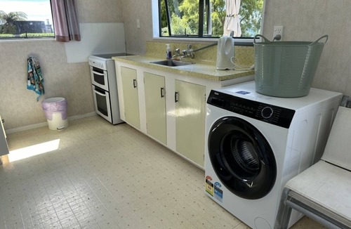 Whareroa Village Cottage | Retro Lakeside Retreat