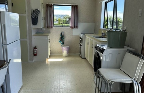 Whareroa Village Cottage | Retro Lakeside Retreat