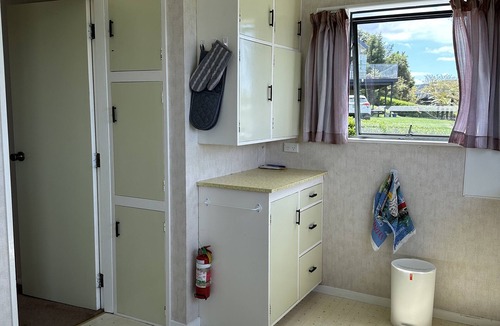 Whareroa Village Cottage | Retro Lakeside Retreat