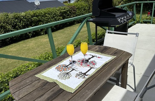 Whareroa Village Cottage | Retro Lakeside Retreat