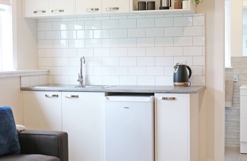 Papakura Apartment | Retro Luxe