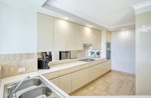 Main Beach Apartment | Retro Main Beach Hidden Gem with Waterfront Views