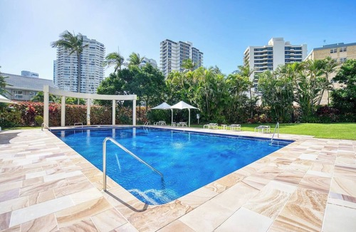 Main Beach Apartment | Retro Main Beach Hidden Gem with Waterfront Views