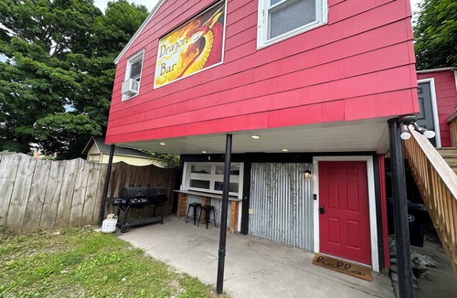 Cortland House | Retro on Maple Avenue