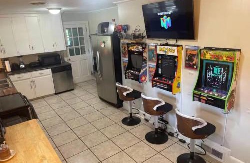 Sanford House | Retro Ranchhouse - Private Room 2