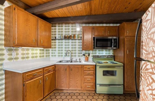 Mount Holly House | Retro Retreat 4 Beaches, Pool + P-ball + Firepit