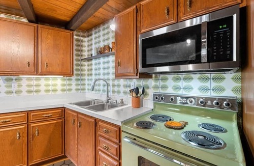 Mount Holly House | Retro Retreat 4 Beaches, Pool + P-ball + Firepit