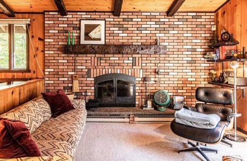 Hensonville House | Retro Retreat Charming Home with Hot Tub & Fire Pit