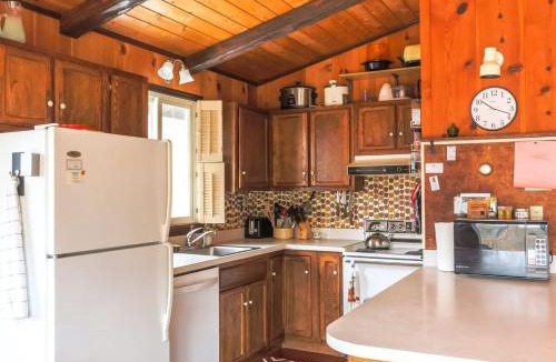 Hensonville House | Retro Retreat Charming Home with Hot Tub & Fire Pit