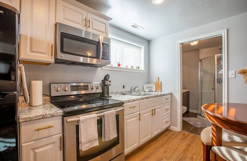 West Bountiful Apartment | Retro Retreat - Full Kitchen, Near Downtown SLC .
