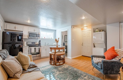 West Bountiful Apartment | Retro Retreat - Full Kitchen, Near Downtown SLC .