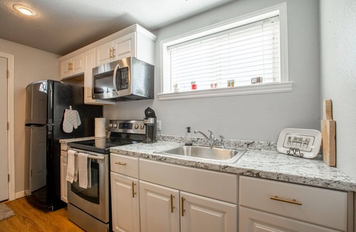 West Bountiful Apartment | Retro Retreat - Full Kitchen, Near Downtown SLC .