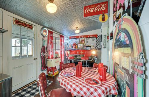 Llano House | Retro Retreat in Llano w/Screened Porch!