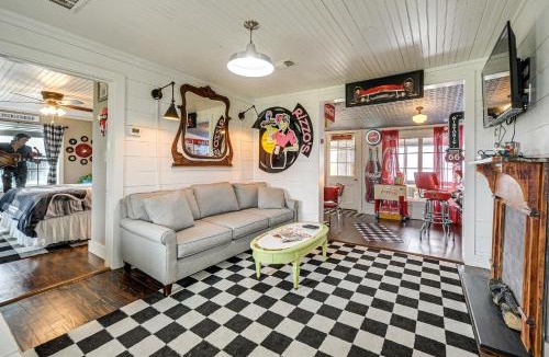 Llano House | Retro Retreat in Llano w/Screened Porch!