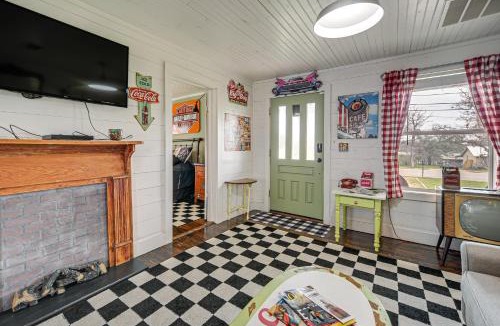 Llano House | Retro Retreat in Llano w/Screened Porch!