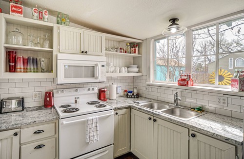 Llano House | Retro Retreat in Llano w/Screened Porch!