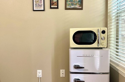 Shady Acres Apartment | Retro Retreat in the Greater Heights
