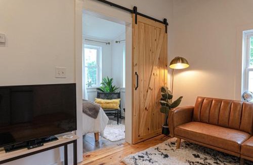 Kingston House | Retro Retreat renovated 2BR, desk, no chore list!
