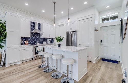Cinnamon Shore Apartment | Retro Retreat TC 8102